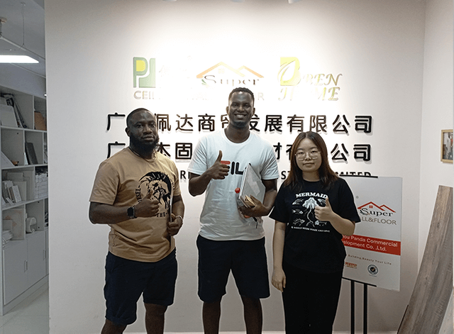 Kepuasan Pelanggan: Pelanggan Gembira Memeriksa Produk di Kilang