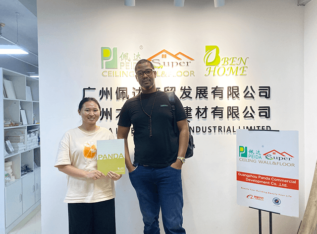 ความร่วมมือระดับโลก: ตัวแทนบริษัทและลูกค้าต่างประเทศถ่ายรูปหมู่เพื่อเฉลิมฉลองความร่วมมือระหว่างประเทศ