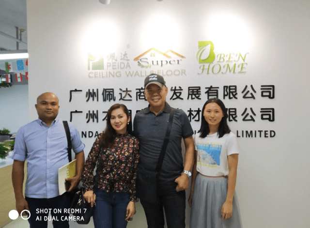 ความร่วมมือกับลูกค้า: ภาพถ่ายกลุ่มกับลูกค้าที่พึงพอใจ