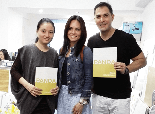 Pameran Produk: Pelanggan Meneroka Pelbagai Pilihan di Bilik Pameran