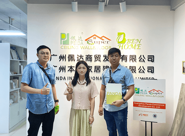 رضایت مشتری: مشتریانی که کیفیت محصول را تایید می کنند