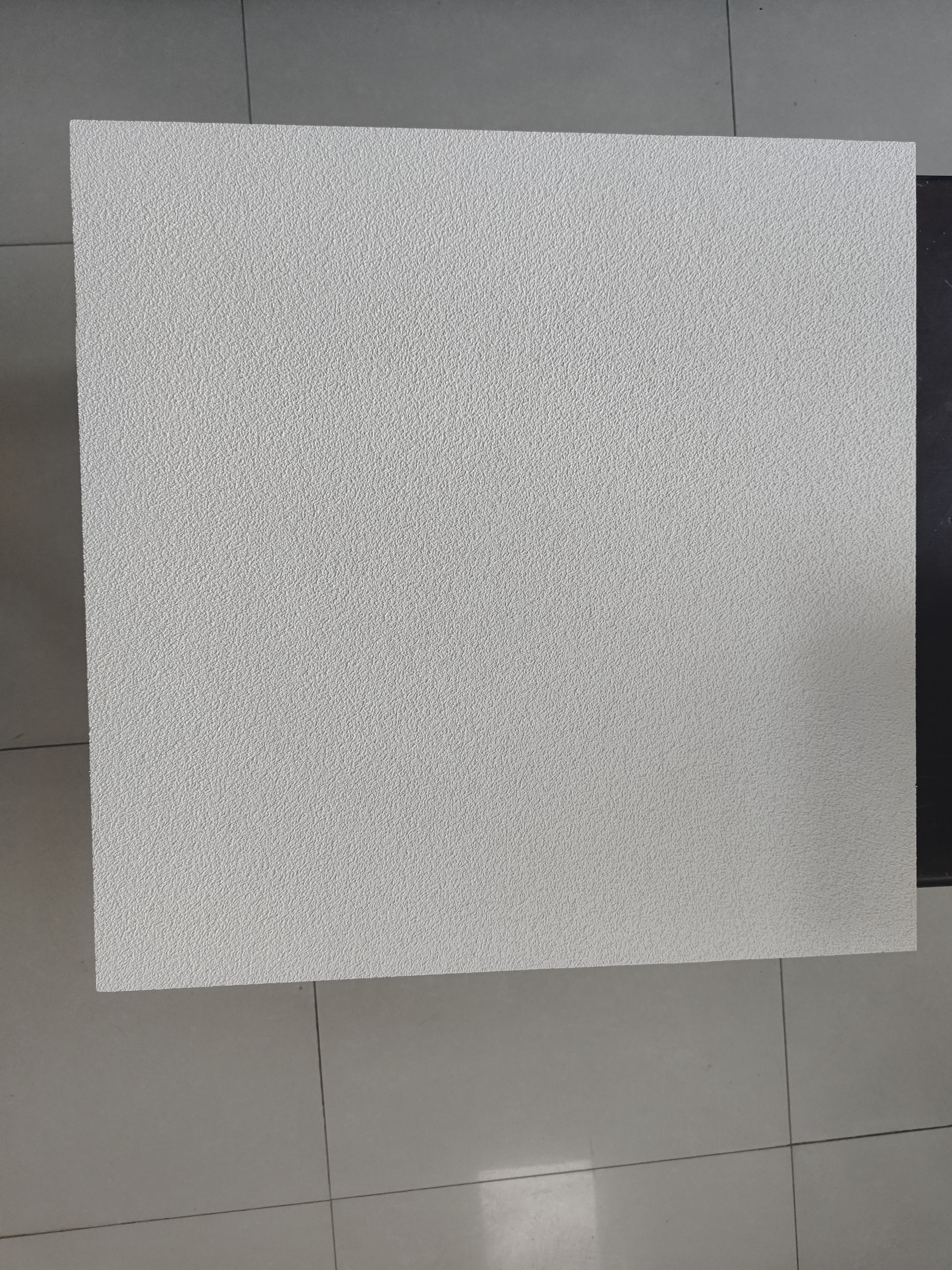 Sand sprængte mineralfiberloftfliser