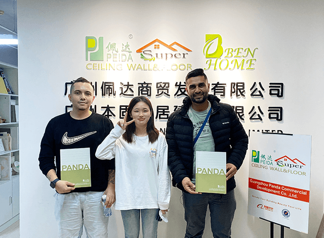 وفاداری مشتری: عکس گروهی جشن مشارکت های طولانی مدت